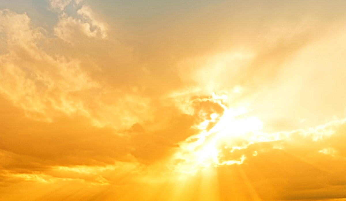 Sonne scheint durch die Wolken