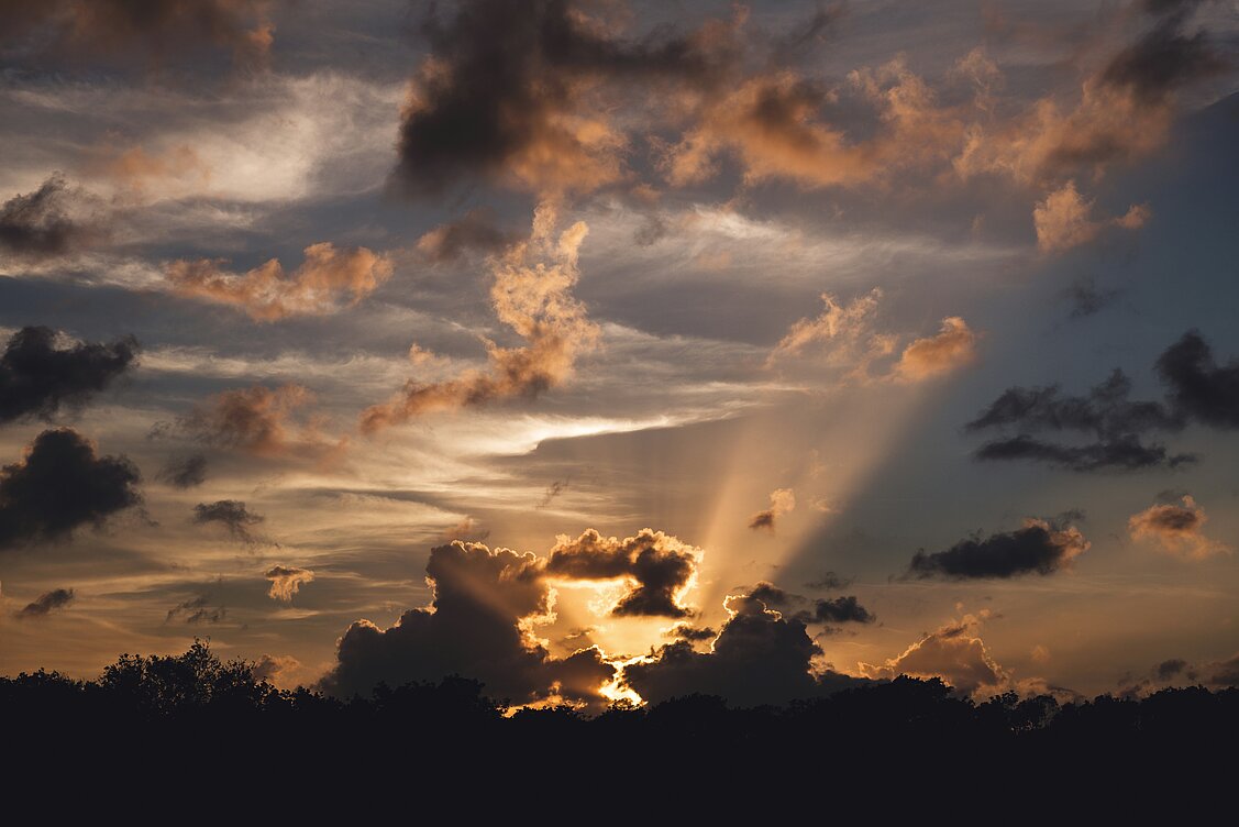 Sonne bricht durch Wolken